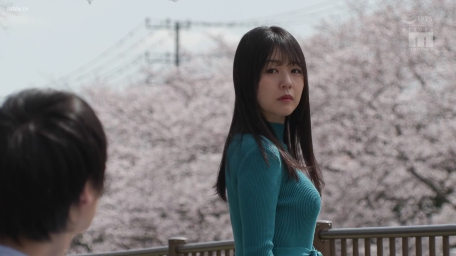 回眸 · 半身 · 凝视 · 户外 · 长发 · 冷淡 · 樱花 · 蓝色紧身毛衣