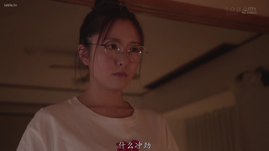 室内 · 严肃 · 眼镜 · 站立 · 面部特写 · 居家 · 注视 · 白色T恤