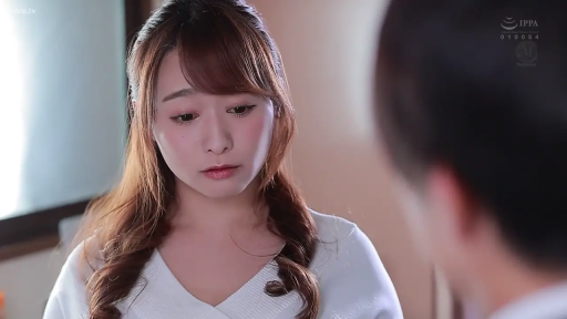 室内 · 脸部 · 站立 · 对话 · 剧情 · 白色毛衣 · 忧虑