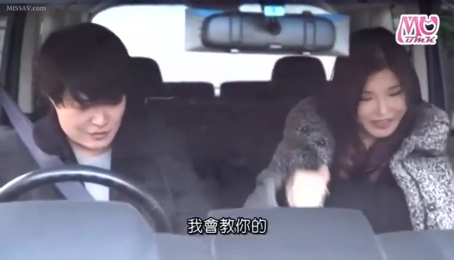 坐姿 · 交谈 · 中景 · 自然 · 车内 · 日常 · 方向盘 · 冬装