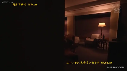 全身 · 张口 · 跪趴 · 货架 · 长发 · 仓库 · 三人行 · 黑白格纹背心