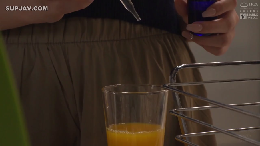 室内 · 站立 · 手部 · 滴管 · 下药 · 橙汁 · 褐色长裙