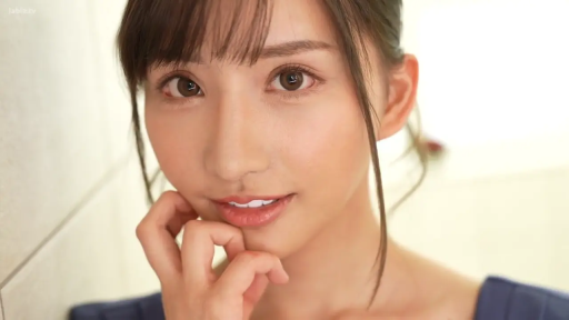 室内 · 脸部特写 · 微笑 · 注视 · 清纯 · 托腮 · 蓝色上衣