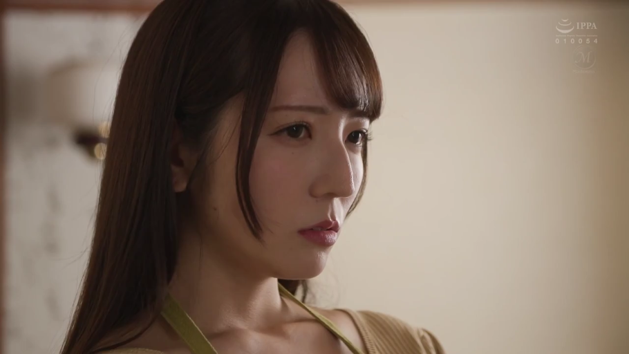 室内 · 严肃 · 面部特写 · 居家 · 凝视 · 围裙 · 侧立