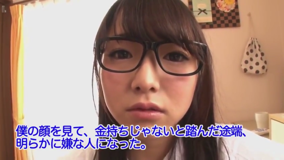 室内 · 严肃 · 脸部特写 · 白色上衣 · 凝视 · 正对镜头