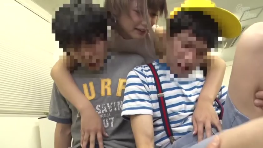 室内 · 中景 · 多人 · 互动 · 休闲服 · 搂抱 · 开心 · 帽子