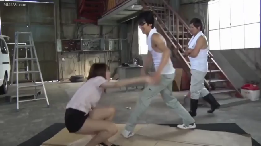 全景 · 多人 · 笑容 · 梯子 · 仓库 · 引っ張り合い · 蹲下 · 夏装