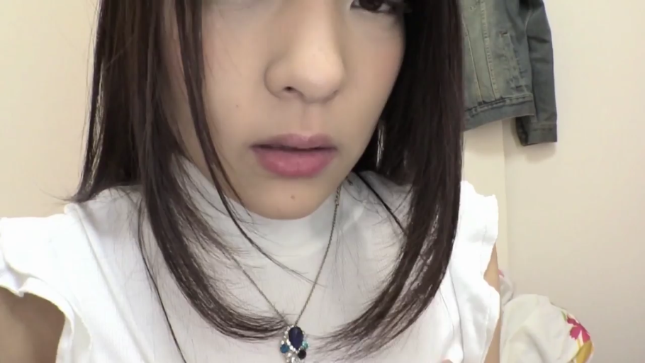 室内 · 脸部特写 · 白色无袖衫