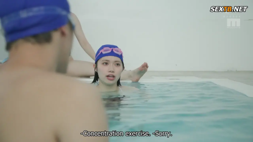 顔のクローズアップ · 水着 · 室内泳池