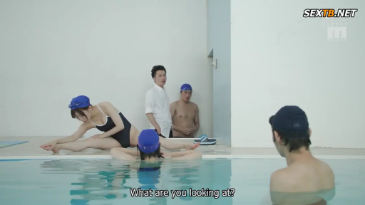 专注 · 中景 · 剧情 · M字开腿 · 游泳池 · 连体泳衣 · 拉伸 · 泳帽