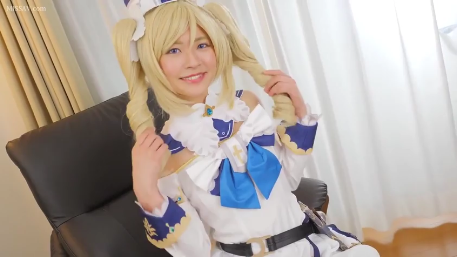 室内 · 坐姿 · 半身 · 甜美微笑 · 拨弄头发 · 动漫角色扮演 · 黑色皮椅 · 芭芭拉COS服