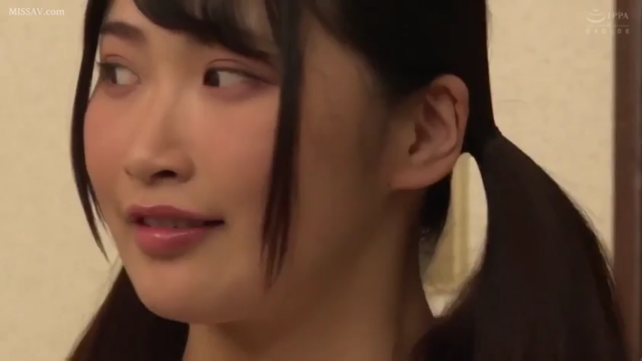 室內 · 側面 · 甜美 · 面部特寫 · 凝视 · 常服 · 雙馬尾