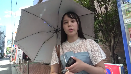 站立 · 自然 · 半身 · 户外 · 说话 · 素人 · 遮阳伞 · 蕾丝镂空上衣