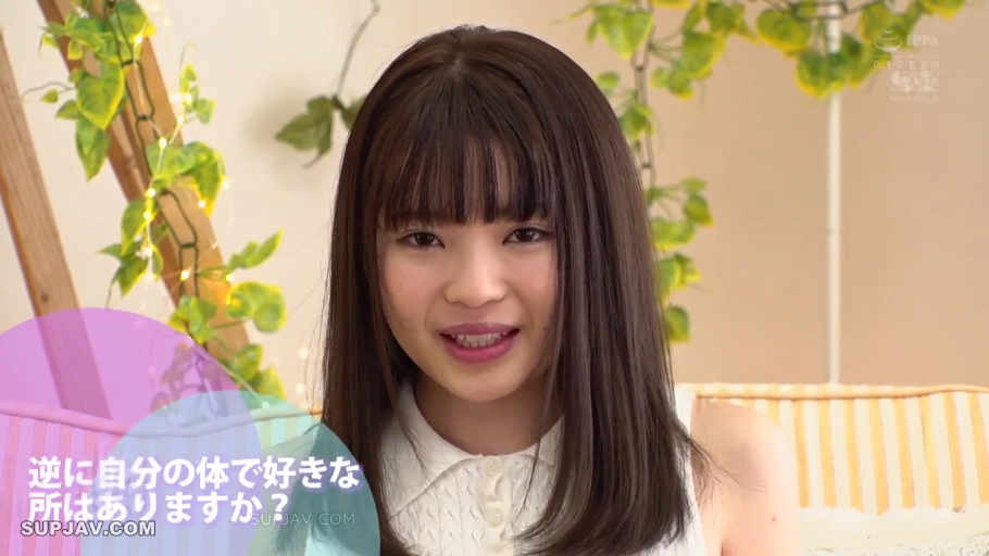 室内 · 座り姿勢 · 微笑 · カメラに向かって · 顔のクローズアップ · 白い上着 · 観葉植物 · 采访