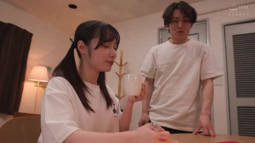 专注 · 中景 · 马克杯 · 白色T恤 · 日常生活 · 坐姿与站姿 · 居家房间 · 写字喝水