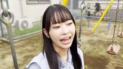 站立 · 面部特写 · 清纯风格 · 浅蓝色学生制服 · 户外公园游乐场 · 张嘴欢笑 · 灿烂开心 · 防盗网