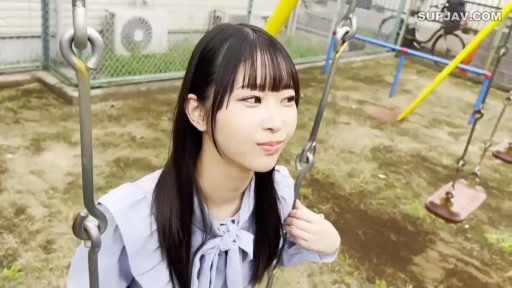 中景 · 自然 · 蓝色衬衫 · 少女 · 户外公园 · 看向侧方 · 秋千 · 坐秋千