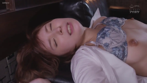 胸部特写 · 愉悦 · 白色衬衫 · 喘息 · 沙发 · 仰卧 · 靠垫 · 露点