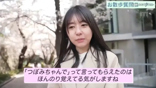 面部 · 站立 · 自然 · 户外 · 说话 · 街头采访 · 米色大衣