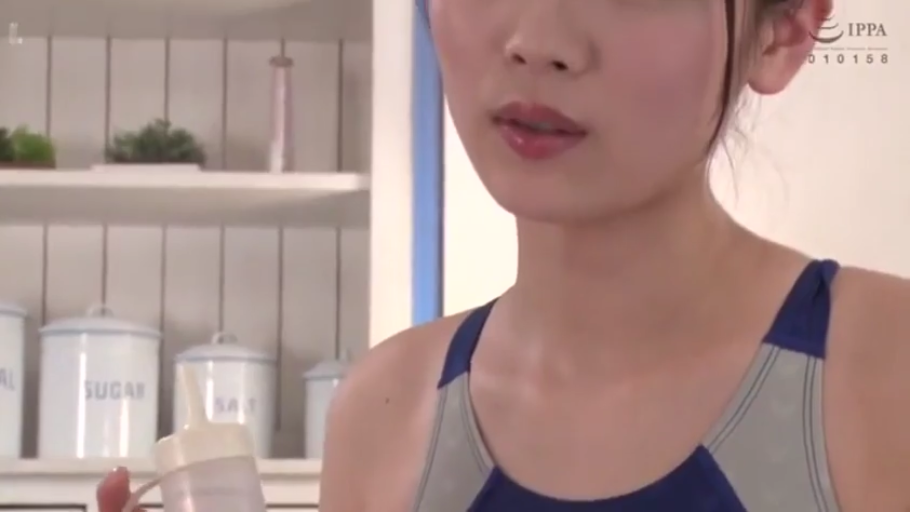 Stand · Half-body · Kitchen · Competitive swimming suit · 持物 · 微张口 · 挤压瓶