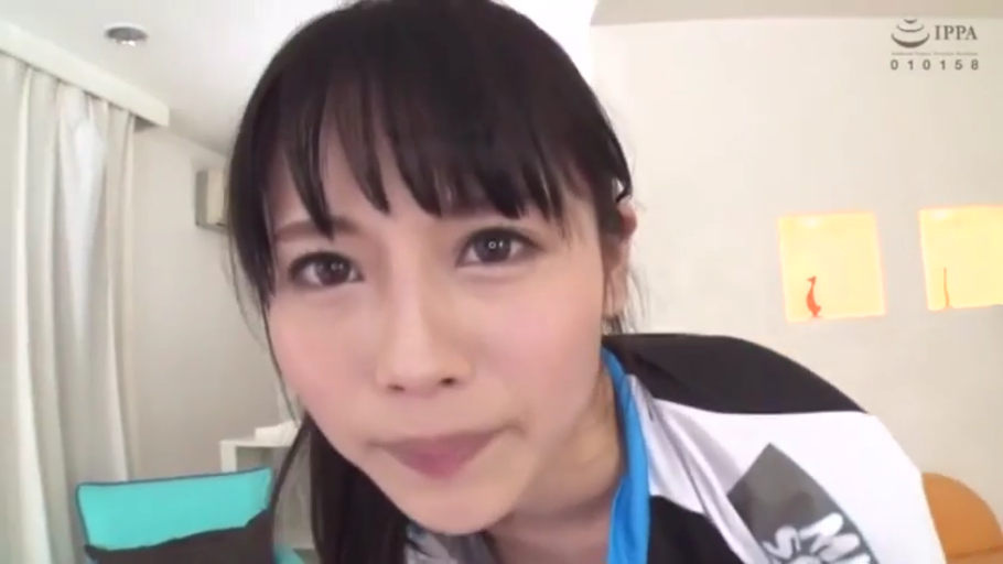 Indoor · Bend over · Close-up of the face · 自然 · 注视镜头 · 运动服 · 日本