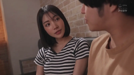 室內 · 坐姿 · 面部特寫 · 对视 · 亞洲人 · 條紋上衣 · 暧昧