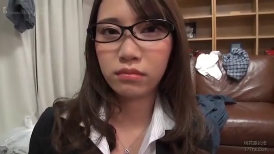 室内 · 严肃 · 眼镜 · 脸部特写 · 职业装 · 注视 · 长发 · 正面