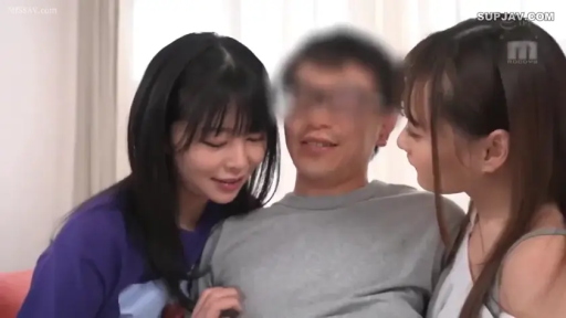 室内 · 坐姿 · 微笑 · 多人 · 上半身 · 休闲服 · 亲密互动