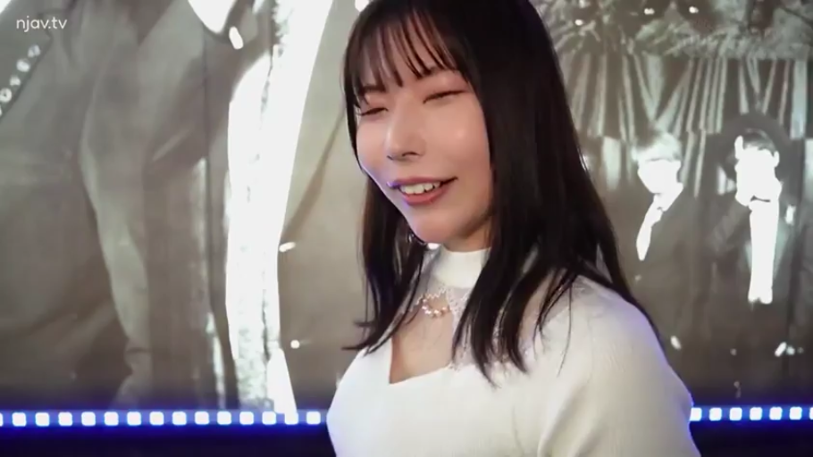 室内 · 站姿 · 微笑 · 面对镜头 · 面部特写 · 白色蕾丝上衣 · 长发