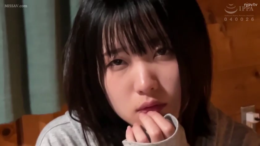 忧郁 · 面部特写 · 居家 · 凝视 · 灰色连帽衫 · 手托下巴 · 室内木墙前