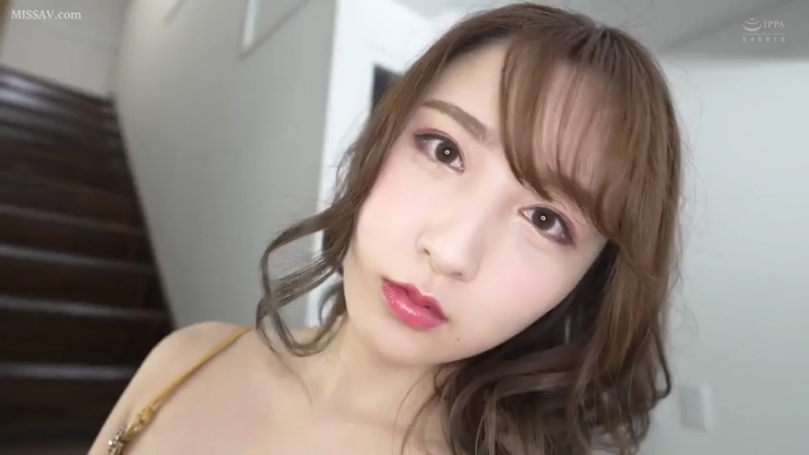 脸部特写 · 室内楼梯 · 凝视镜头 · 长卷发 · 黄色吊带裙 · 无辜表情 · 歪头站立