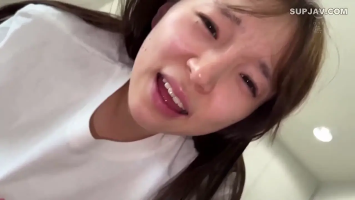 室内 · 面部特写 · 欢愉 · 张嘴 · 俯视 · T恤 · 视角POV