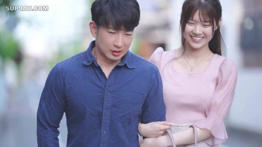 中景 · 微笑 · 手提包 · 休闲服饰 · 散步 · 户外街道 · 挽手 · 约会