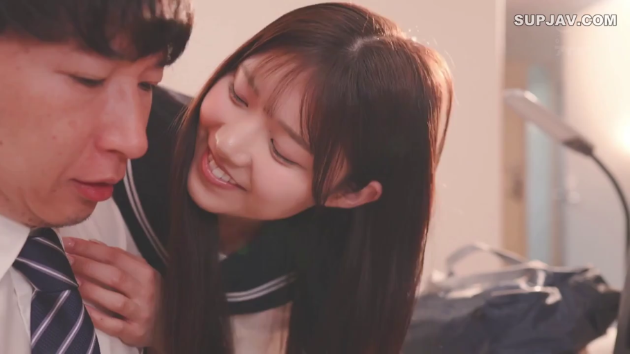 室内 · 角色扮演 · 微笑 · 台灯 · 水手服 · 调情 · 头部特写 · 依偎