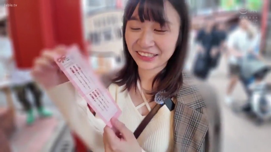 脸部 · 站立 · 微笑 · 户外 · 亚洲女性 · 手持纸条 · 格纹外套 · 签纸