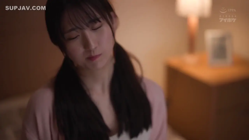 坐姿 · 憂鬱 · 臥室 · 字幕 · 檯燈 · 特寫 · 粉色毛衣