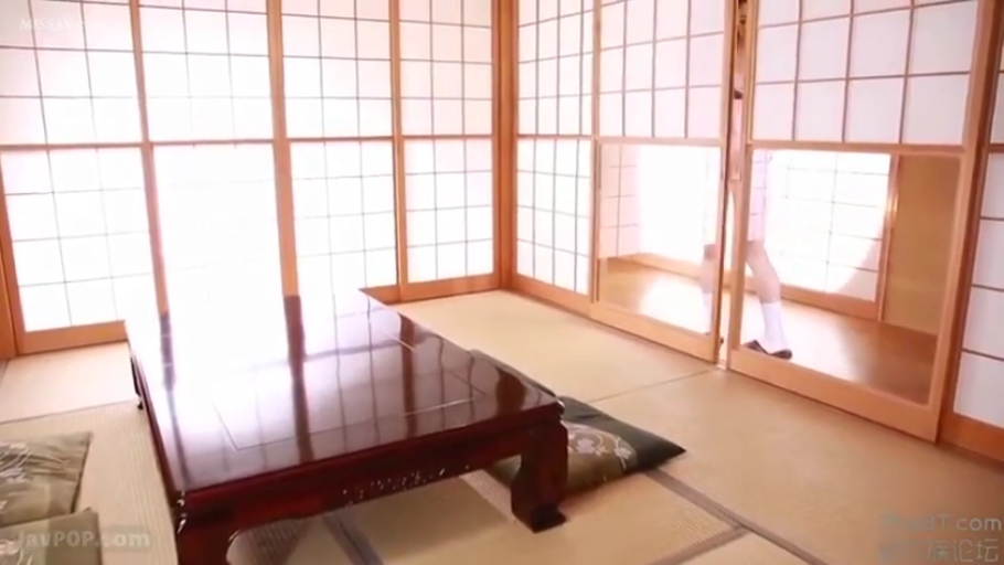 站立 · 和室 · 远景 · 白袜 · 走动 · 矮桌