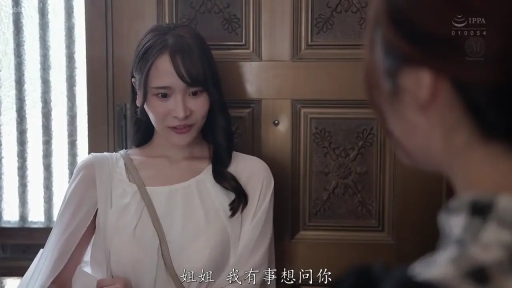 站立 · 中景 · 休闲装 · 对话 · 厨房 · 生活照 · 背包 · 疑惑