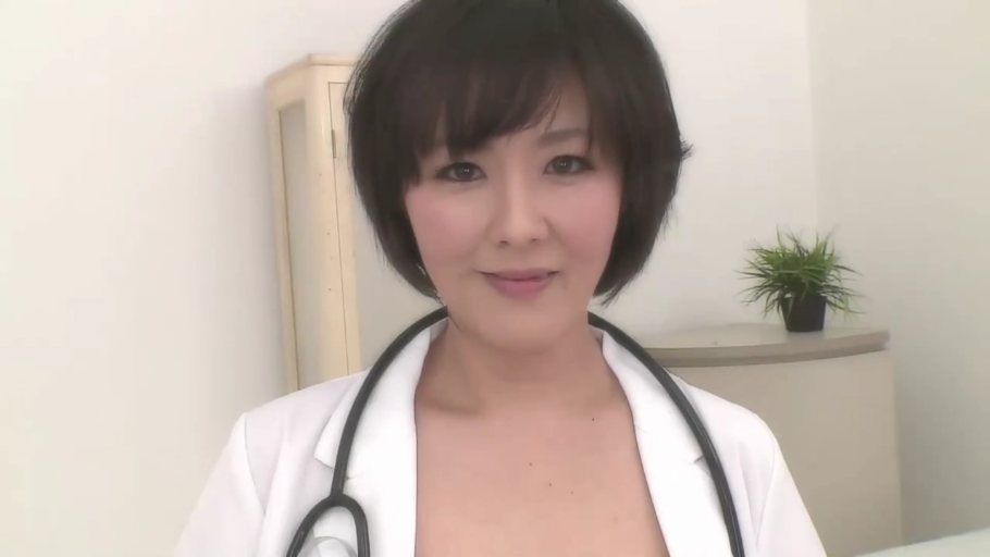 坐姿 · 平静 · 半身特写 · 短发 · 俯视 · 直播界面 · 室内酒店 · 花色内衣