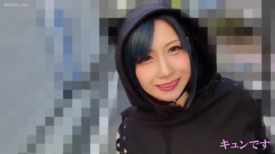 單人 · 臉部特寫 · 站立 · 微笑 · 对视 · 户外 · 连帽衫