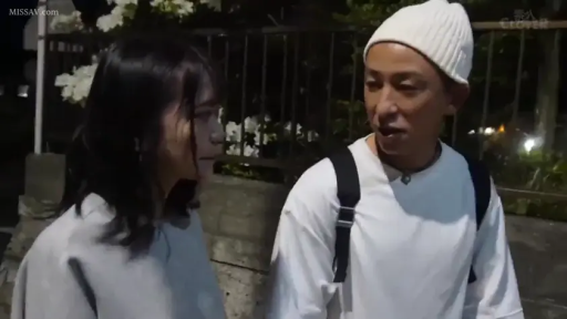 Serious · Stand · Medium shot · 谈话 · Backpack · Plot segment · Night Street · 白色卫衣与毛线帽