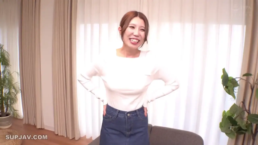 Indoor · Display · Medium shot · Potted plant · 大笑 · 白色长袖上衣 · Lifestyle · 叉腰站立