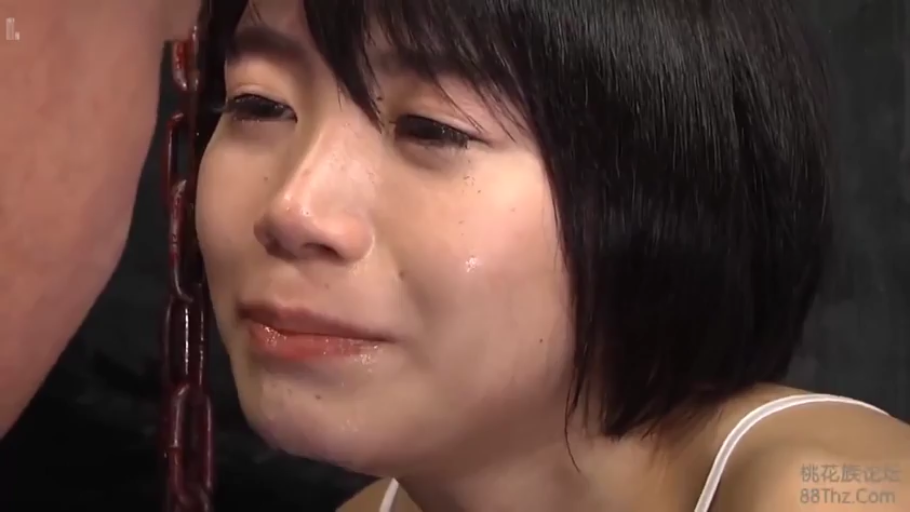 室內 · 臉部特寫 · 仰头 · 白色吊帶