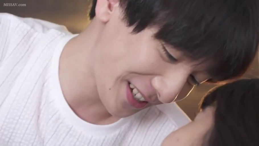 室内 · 俯身 · 脸部特写 · 微笑 · 白色上衣 · 亲昵 · 亚洲男性