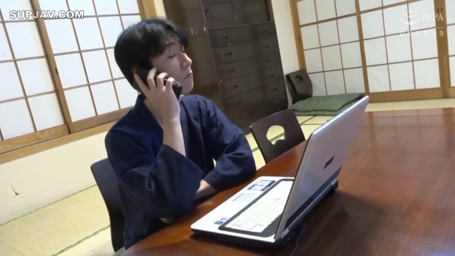 坐姿 · 专注 · 和室 · 中景 · 笔记本电脑 · 男性 · 打电话 · 和服