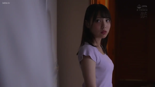 室内 · 站立 · 半身 · 注視 · 平凡 · 紫色短袖