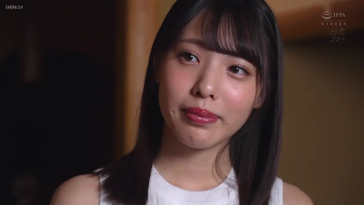 室内 · 忧郁 · 面部特写 · 注视 · 长发 · 白色无袖上衣 · 正面坐姿