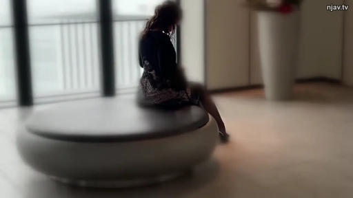 座り姿勢 · 遠景 · ワンピース · ぼかし · 大厅 · 独处 · 高度模糊 · 圆凳