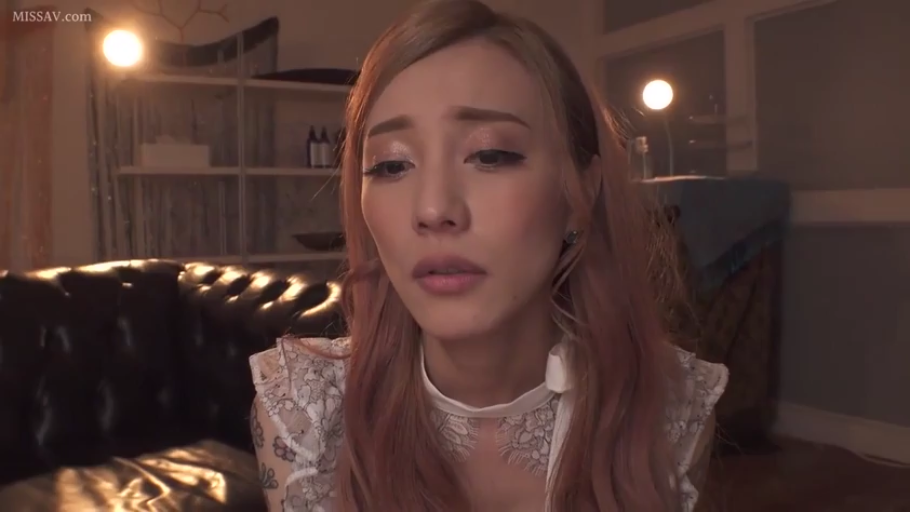 室内 · 坐姿 · 委屈 · 脸部特写 · 沙发 · 白色蕾丝上衣 · 注视 · 长发