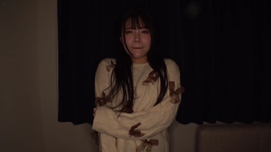 室内 · 站立 · 羞涩 · 面对镜头 · 半身 · 长发 · 白色针织毛衣